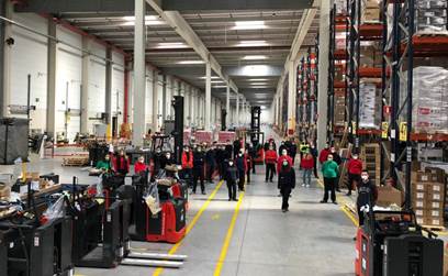 Operarios del almacén de Esprinet durante la crisis del coronavirus.